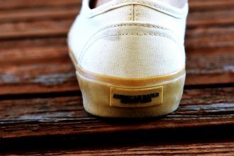 GMALE by Grzegorz Paliś, blog o modzie męskiej, trampki American Eagle, białe trampki męskie, czarna koszulka męska, okulary męskie, Dworzec Towarowy