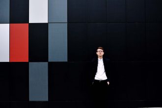 GMALE by Grzegorz Paliś, blog o modzie męskiej, Centrum Kongresowe ICE, granatowy płaszcz męski, Pull&Bear