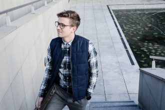 GMALE by Grzegorz Paliś, blog o modzie męskiej, Kamizelka pikowana męska, Ocieplacz męski, Szare spodnie wełniane, Brogsy, Okulary męskie, Casual