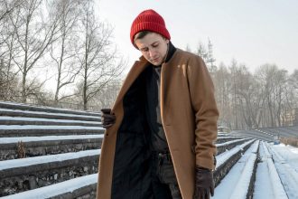 Zimowy causal, Mężczyzna zimą, Moda męska w zimie, Mężczyzna w golfie