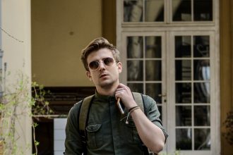Męskie safari, Zielona koszula, Okulary męskie lenonki, Blog o modzie męskiej