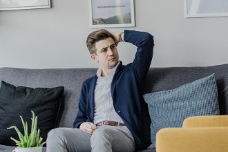 GMALE, Blog o modzie męskiej, Mężczyzna w restauracji, Hygge Kraków, Przystojny mężczyzna