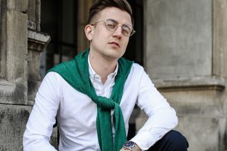 Spodnie z lampasami, Zielony kardigan, Męska stylizacja wiosenna, Moda męska wiosna 2018, Gmale, Blog o modzie męskiej