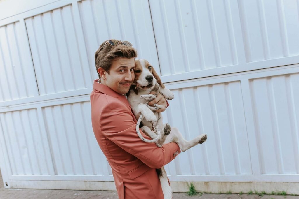 Krakowski bloger, pies beagle, moda męska, różowy garnitur, męska elegancja